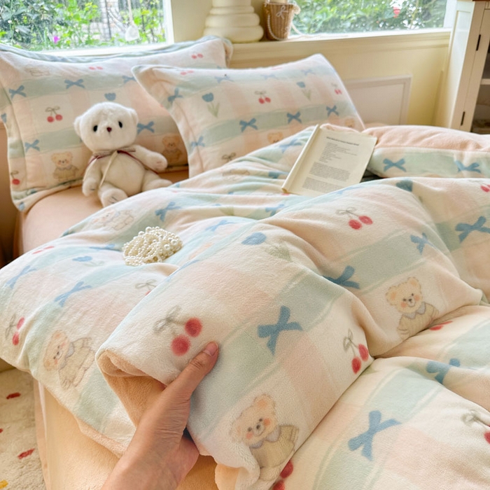91家纺网 家纺一手货源 找家纺 绵庭家纺 2025新款高克重牛奶绒印花四件套系列 小熊饼干