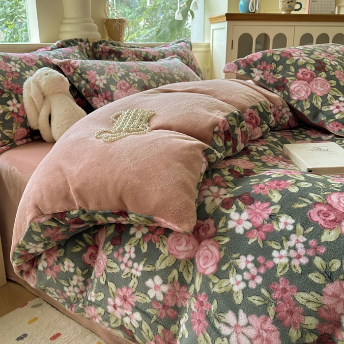 91家纺网 家纺一手货源 找家纺 绵庭家纺 2025新款高克重牛奶绒印花四件套系列 幽幽花香