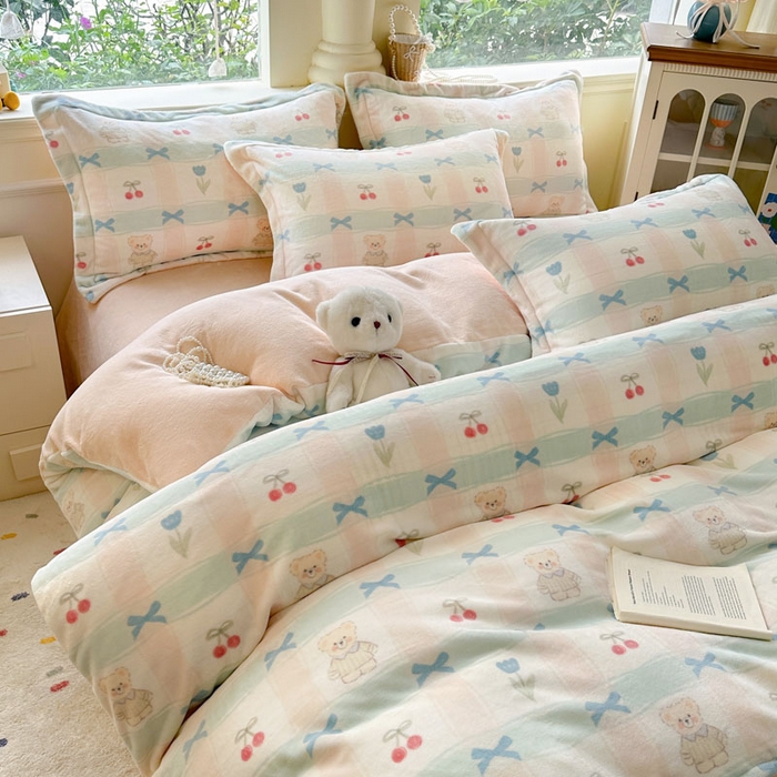 91家纺网 家纺一手货源 找家纺 绵庭家纺 2025新款高克重牛奶绒印花四件套系列 小熊饼干