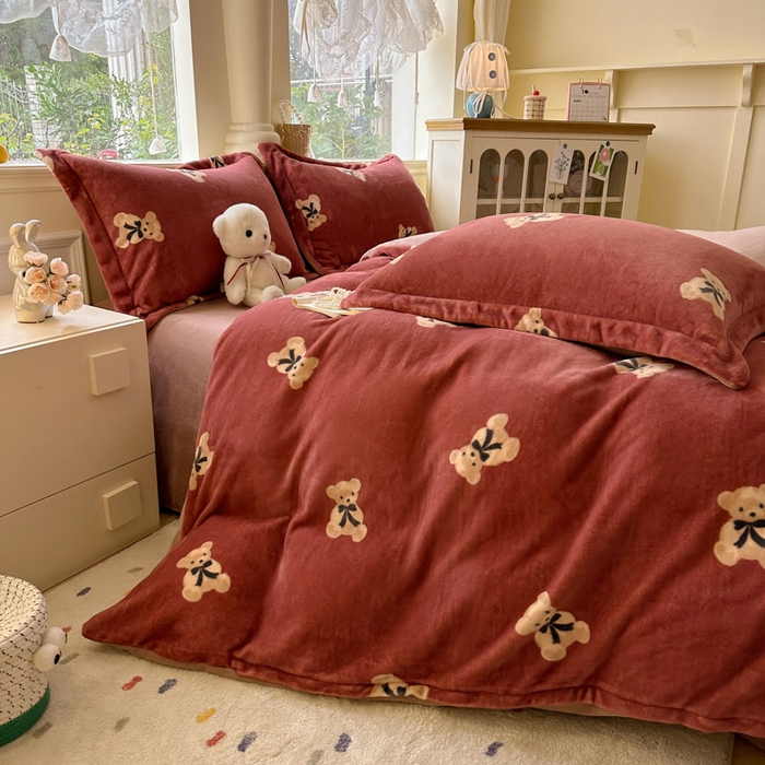 91家纺网 家纺一手货源 找家纺 绵庭家纺 2025新款高克重牛奶绒印花四件套系列 奶盖小熊-红