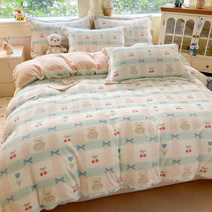 91家纺网 家纺一手货源 找家纺 绵庭家纺 2025新款高克重牛奶绒印花四件套系列 小熊饼干