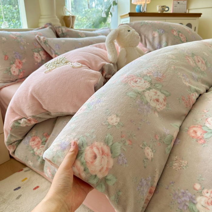 91家纺网 家纺一手货源 找家纺 绵庭家纺 2025新款高克重牛奶绒印花四件套系列 花韵玫瑰咖