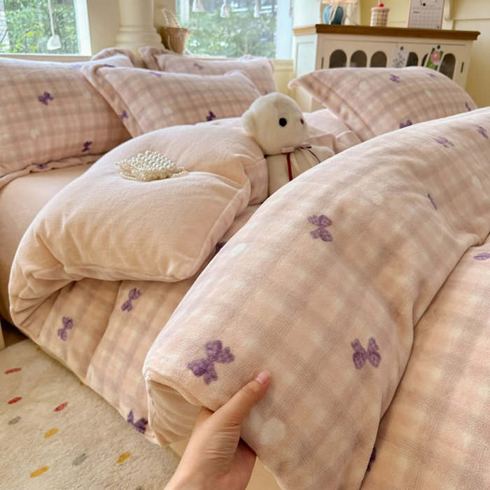 91家纺网 家纺一手货源 找家纺 绵庭家纺 2025新款高克重牛奶绒印花四件套系列 星梦蝶结-紫