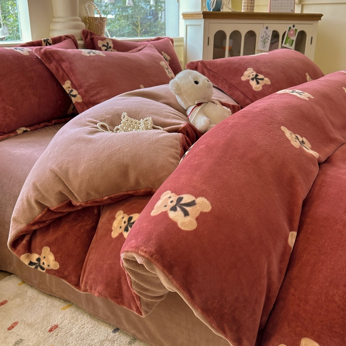 91家纺网 家纺一手货源 找家纺 绵庭家纺 2025新款高克重牛奶绒印花四件套系列 奶盖小熊-红