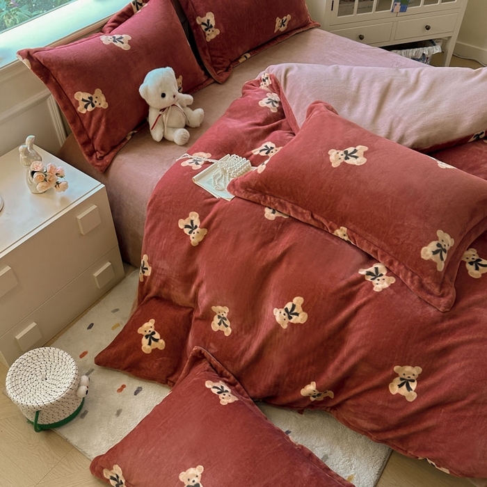 91家纺网 家纺一手货源 找家纺 绵庭家纺 2025新款高克重牛奶绒印花四件套系列 奶盖小熊-红