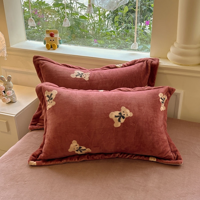 91家纺网 家纺一手货源 找家纺 绵庭家纺 2025新款高克重牛奶绒印花四件套系列 奶盖小熊-红