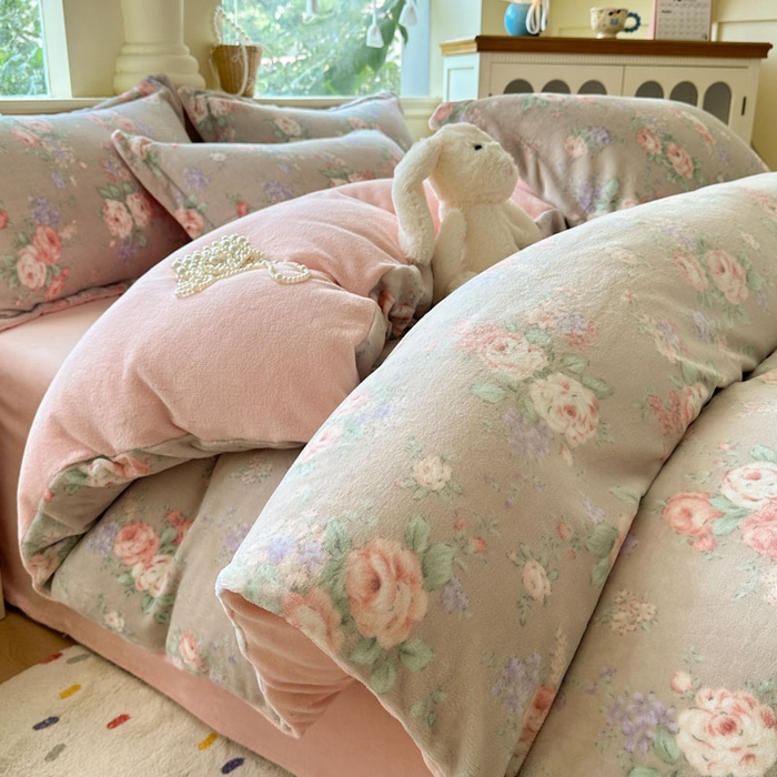 91家纺网 家纺一手货源 找家纺 绵庭家纺 2025新款高克重牛奶绒印花四件套系列 花韵玫瑰咖