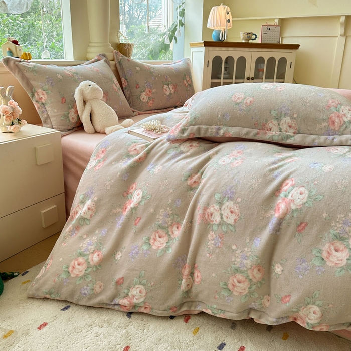 91家纺网 家纺一手货源 找家纺 绵庭家纺 2025新款高克重牛奶绒印花四件套系列 花韵玫瑰咖