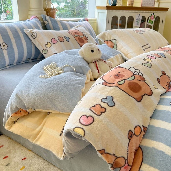 91家纺网 家纺一手货源 找家纺 绵庭家纺 2025新款高克重牛奶绒印花四件套系列 可爱卡皮-黄