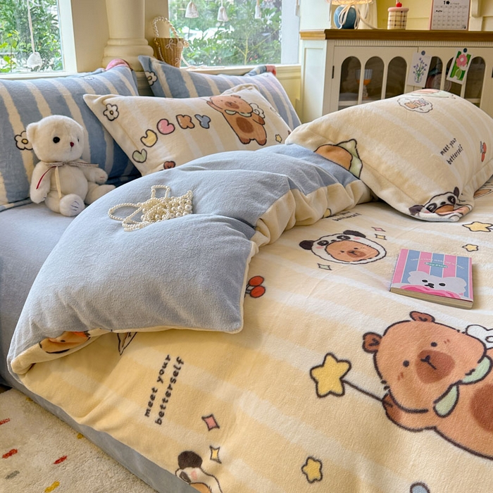 91家纺网 家纺一手货源 找家纺 绵庭家纺 2025新款高克重牛奶绒印花四件套系列 可爱卡皮-黄