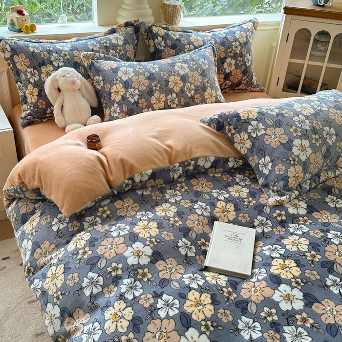 91家纺网 家纺一手货源 找家纺 绵庭家纺 2025新款高克重牛奶绒印花四件套系列 繁华朵朵-兰灰