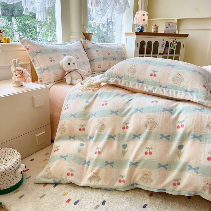 91家纺网 家纺一手货源 找家纺 绵庭家纺 2025新款高克重牛奶绒印花四件套系列 小熊饼干