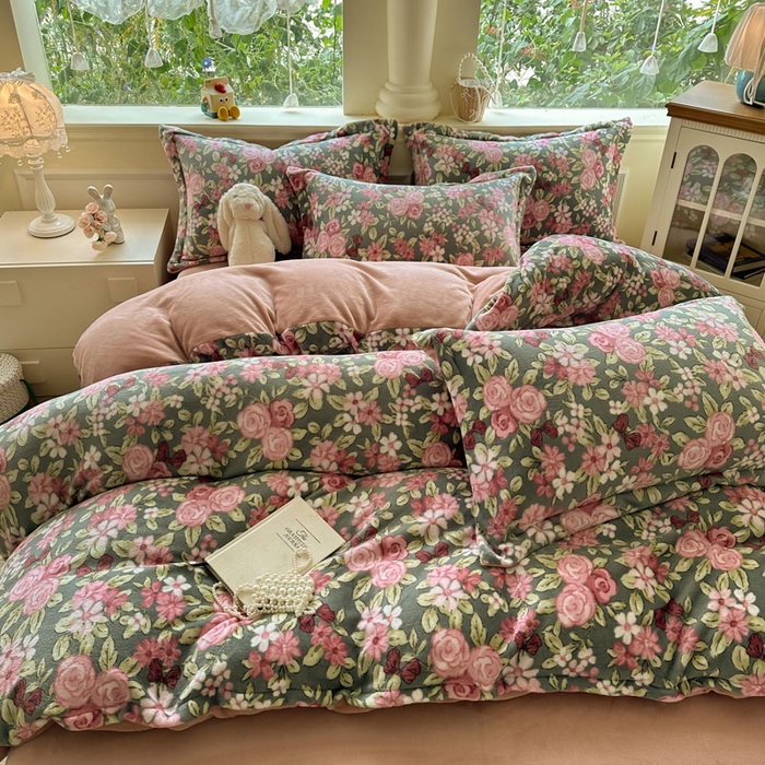 91家纺网 家纺一手货源 找家纺 绵庭家纺 2025新款高克重牛奶绒印花四件套系列 幽幽花香