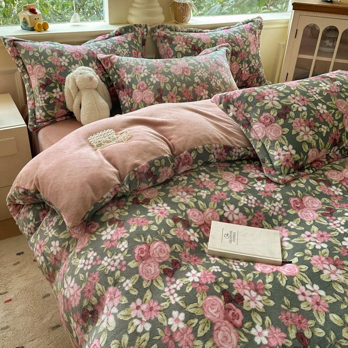 91家纺网 家纺一手货源 找家纺 绵庭家纺 2025新款高克重牛奶绒印花四件套系列 幽幽花香