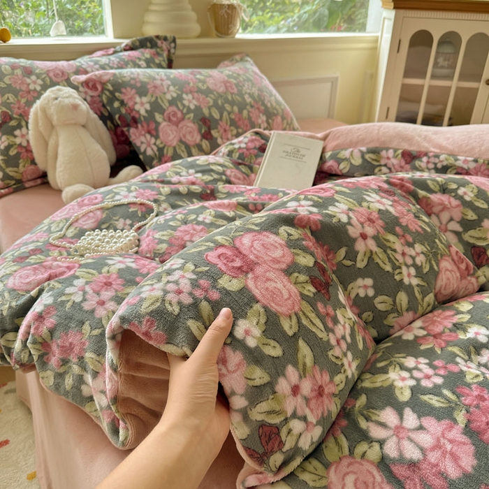 91家纺网 家纺一手货源 找家纺 绵庭家纺 2025新款高克重牛奶绒印花四件套系列 幽幽花香