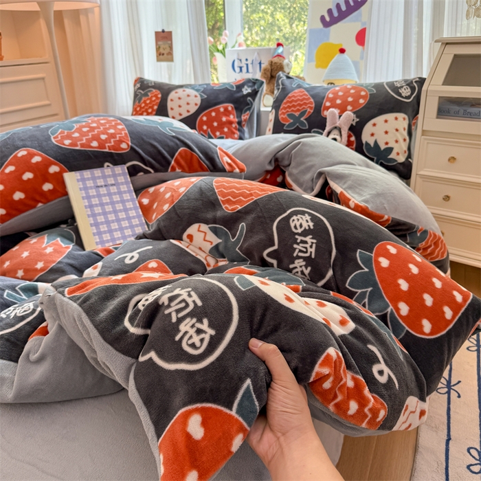 91家纺网 家纺一手货源 找家纺 艾特你 2025新款全工艺200克牛奶绒四件套 觅光里