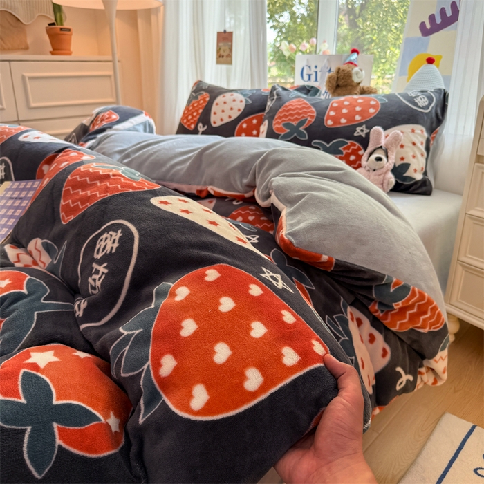 91家纺网 家纺一手货源 找家纺 艾特你 2025新款全工艺200克牛奶绒四件套 觅光里