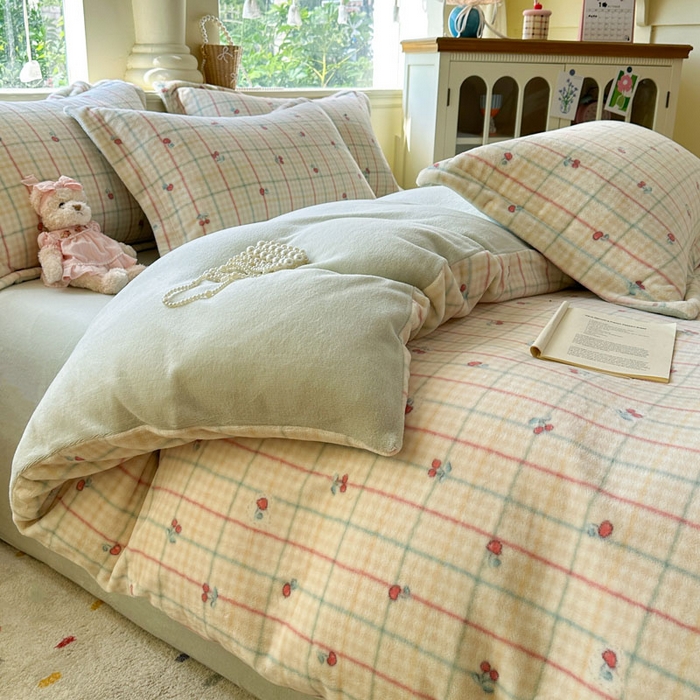 91家纺网 家纺一手货源 找家纺 绵庭家纺 2025新款高克重牛奶绒印花四件套系列 桃你喜欢-黄