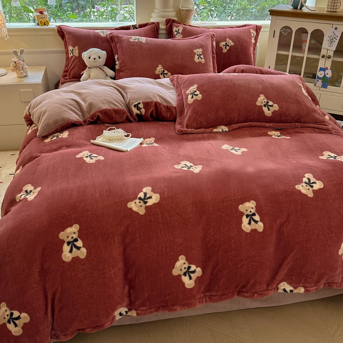 91家纺网 家纺一手货源 找家纺 绵庭家纺 2025新款高克重牛奶绒印花四件套系列 奶盖小熊-红