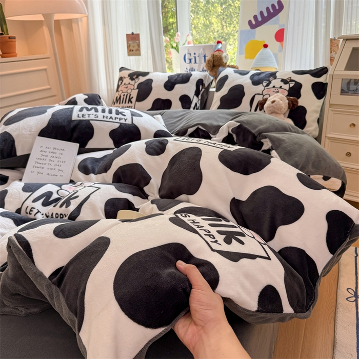 91家纺网 家纺一手货源 找家纺 艾特你 2025新款全工艺200克牛奶绒四件套 奶牛