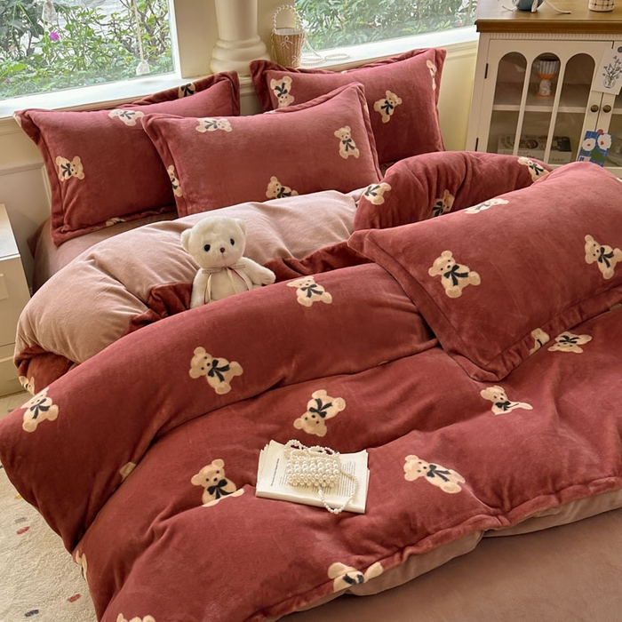 91家纺网 家纺一手货源 找家纺 绵庭家纺 2025新款高克重牛奶绒印花四件套系列 奶盖小熊-红