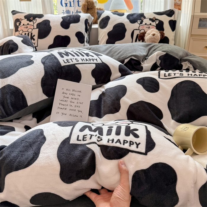 91家纺网 家纺一手货源 找家纺 艾特你 2025新款全工艺200克牛奶绒四件套 奶牛