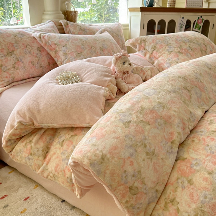 91家纺网 家纺一手货源 找家纺 绵庭家纺 2025新款高克重牛奶绒印花四件套系列 花颜月影-绿