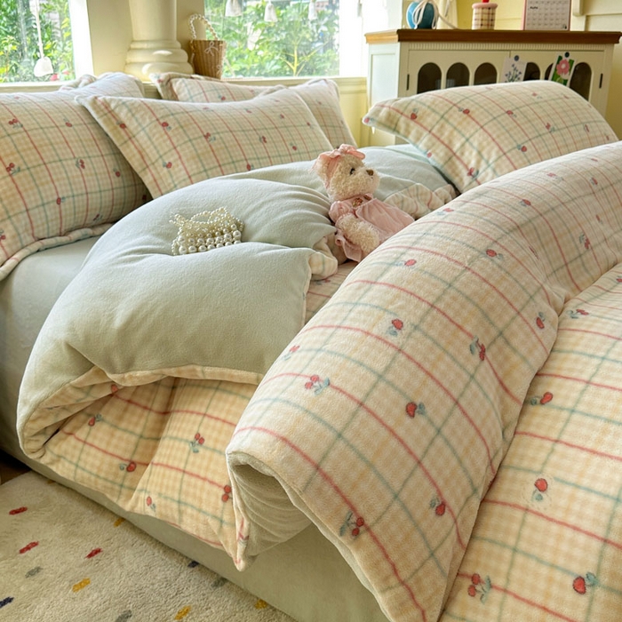 91家纺网 家纺一手货源 找家纺 绵庭家纺 2025新款高克重牛奶绒印花四件套系列 桃你喜欢-黄