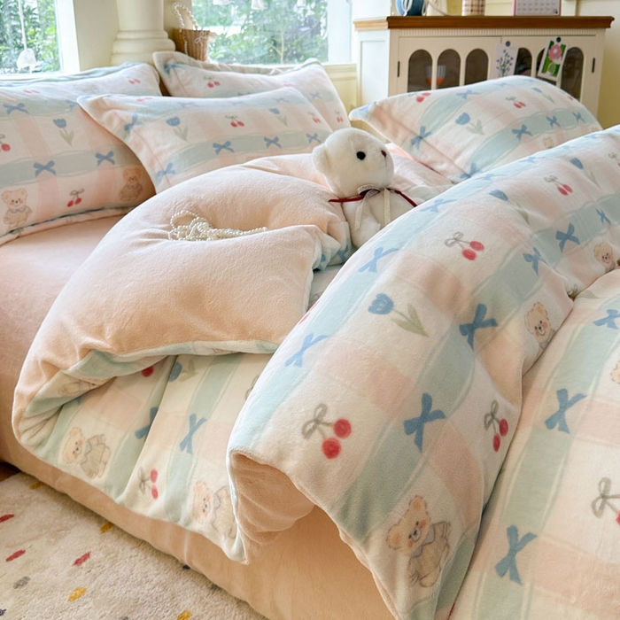 91家纺网 家纺一手货源 找家纺 绵庭家纺 2025新款高克重牛奶绒印花四件套系列 小熊饼干