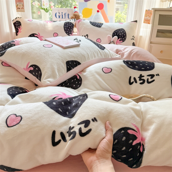 91家纺网 家纺一手货源 找家纺 艾特你 2025新款全工艺200克牛奶绒四件套 山野莓莓