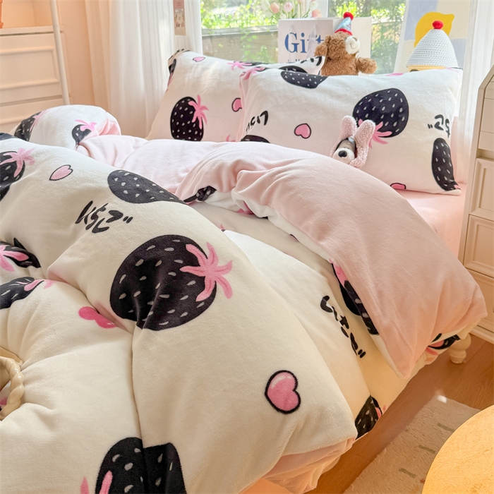 91家纺网 家纺一手货源 找家纺 艾特你 2025新款全工艺200克牛奶绒四件套 山野莓莓