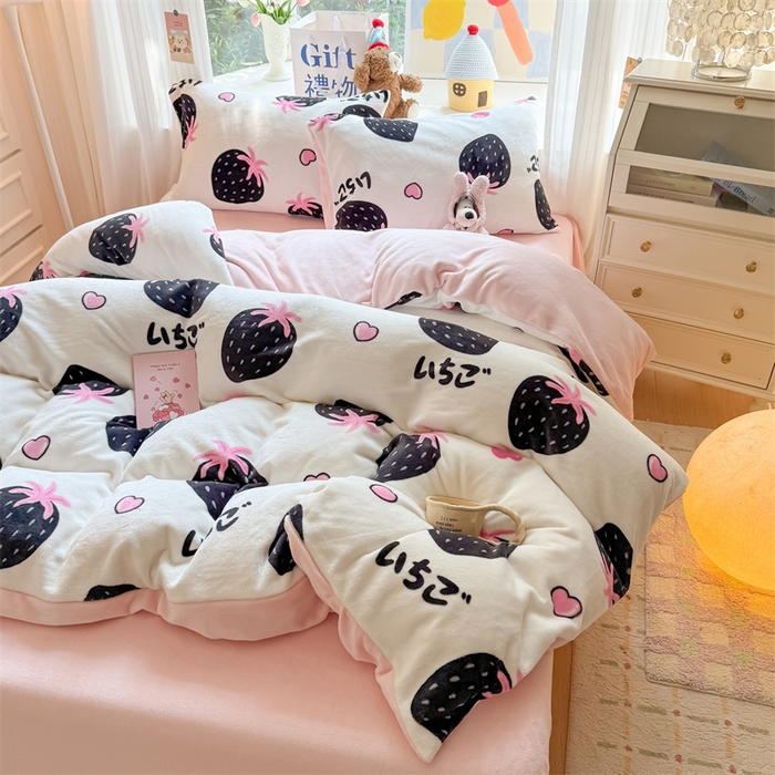 91家纺网 家纺一手货源 找家纺 艾特你 2025新款全工艺200克牛奶绒四件套 山野莓莓