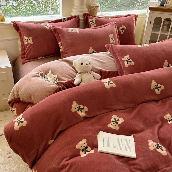 91家纺网 家纺一手货源 找家纺 绵庭家纺 2025新款高克重牛奶绒印花四件套系列 奶盖小熊-红