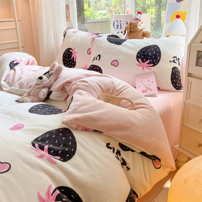 91家纺网 家纺一手货源 找家纺 艾特你 2025新款全工艺200克牛奶绒四件套 山野莓莓