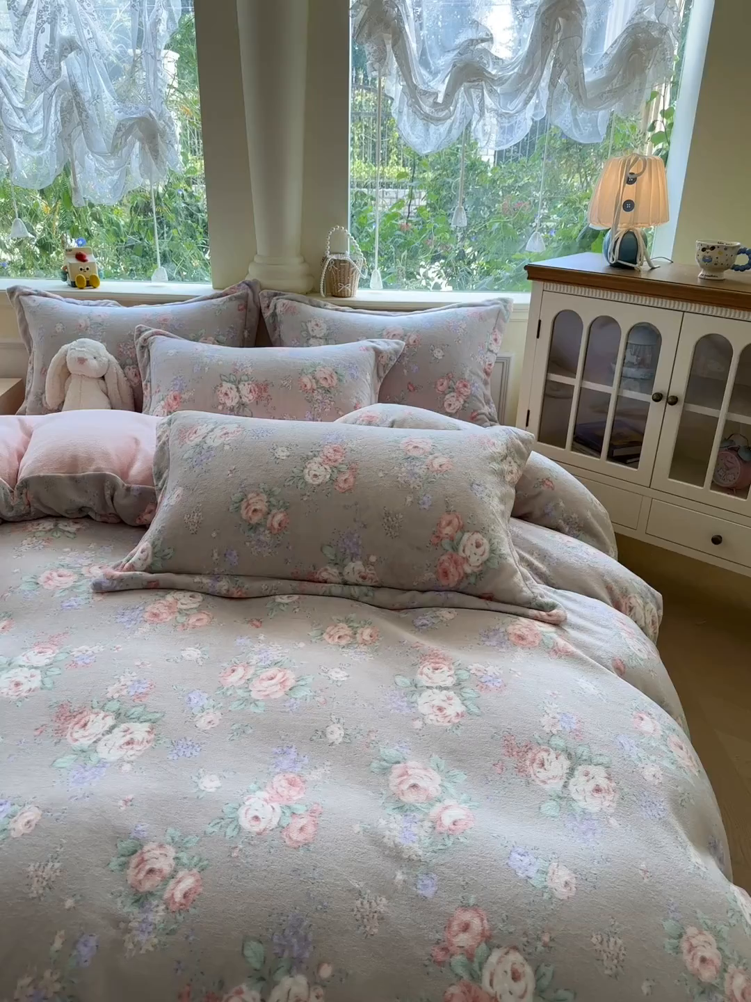 91家纺网 家纺一手货源 找家纺 绵庭家纺 2025新款高克重牛奶绒印花四件套系列 花韵玫瑰咖