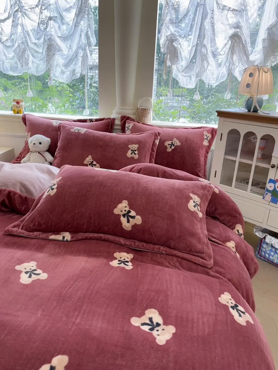 91家纺网 家纺一手货源 找家纺 绵庭家纺 2025新款高克重牛奶绒印花四件套系列 奶盖小熊-红
