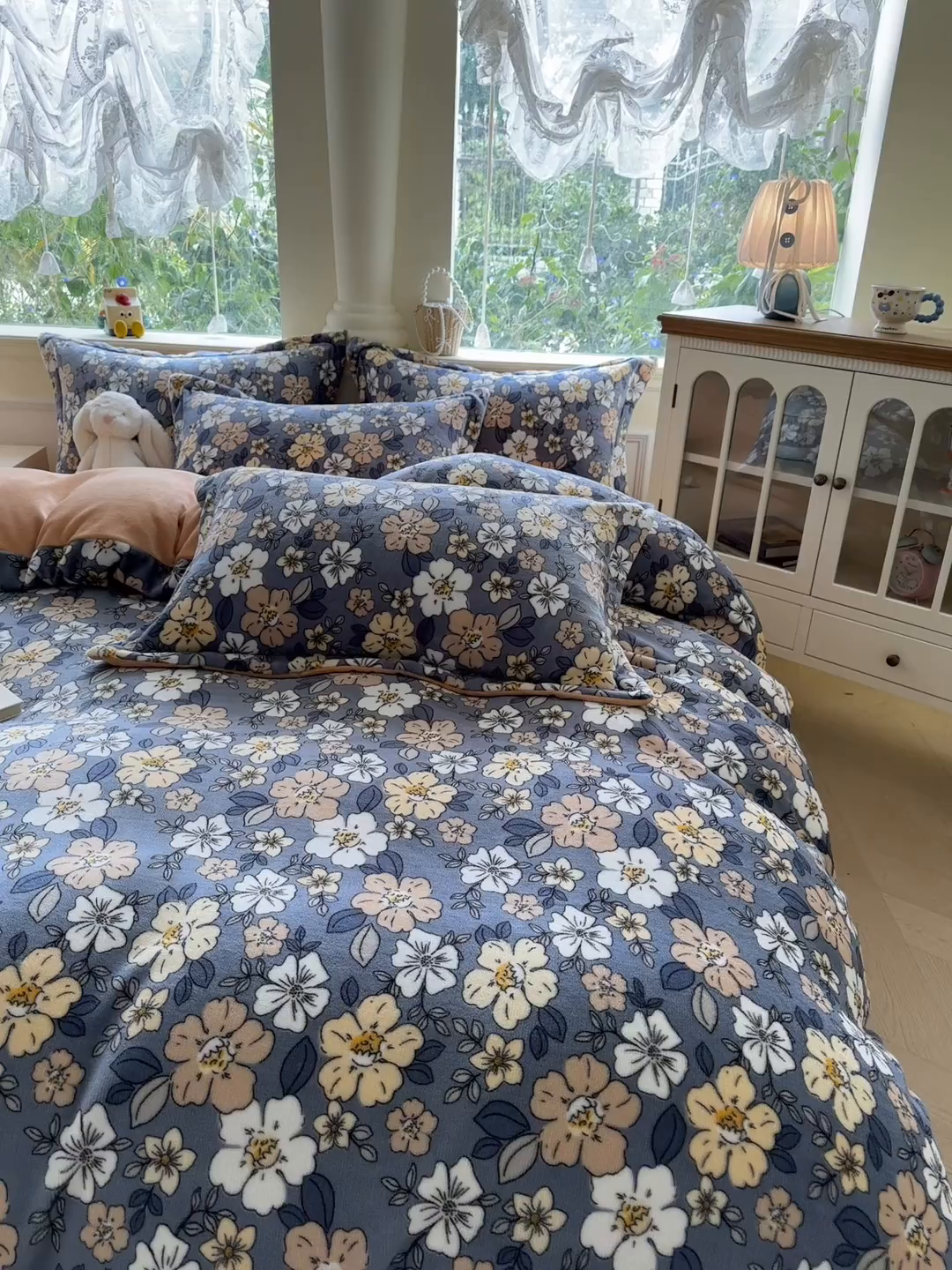 91家纺网 家纺一手货源 找家纺 绵庭家纺 2025新款高克重牛奶绒印花四件套系列 繁华朵朵-兰灰