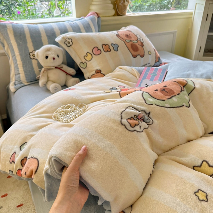 91家纺网 家纺一手货源 找家纺 绵庭家纺 2025新款高克重牛奶绒印花四件套系列 可爱卡皮-黄