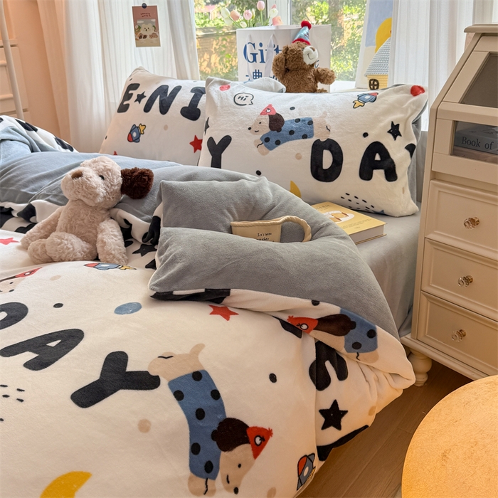 91家纺网 家纺一手货源 找家纺 艾特你 2025新款全工艺200克牛奶绒四件套 童话