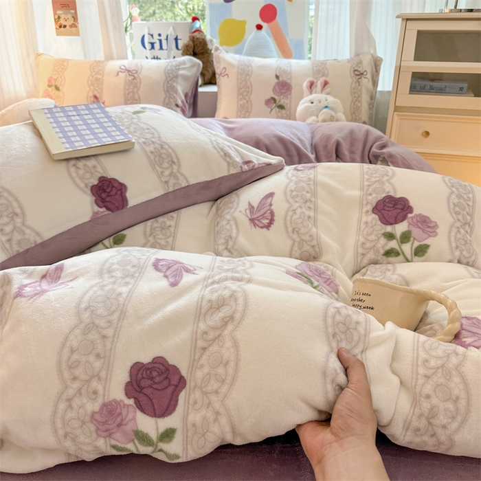 91家纺网 家纺一手货源 找家纺 艾特你 2025新款全工艺200克牛奶绒四件套 紫藤花语