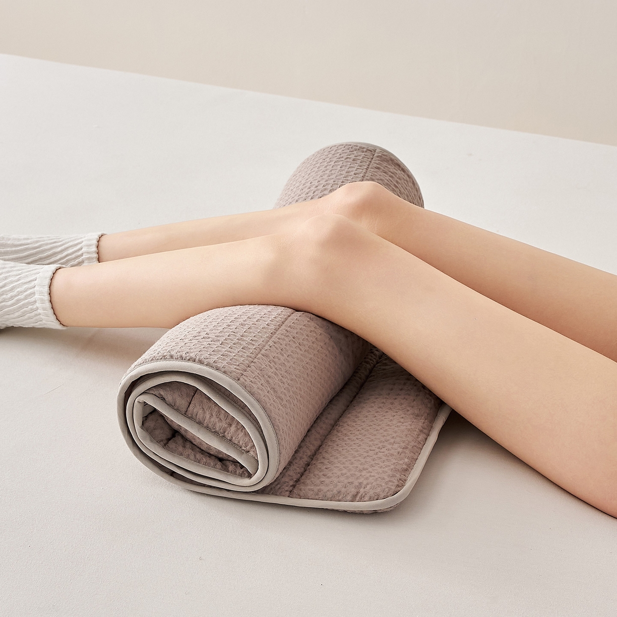 91家纺网 家纺一手货源 找家纺 （总）良品汇馆 2025新款【多功能旅行枕-毯】腰靠小号旅行毛巾旅行午休枕