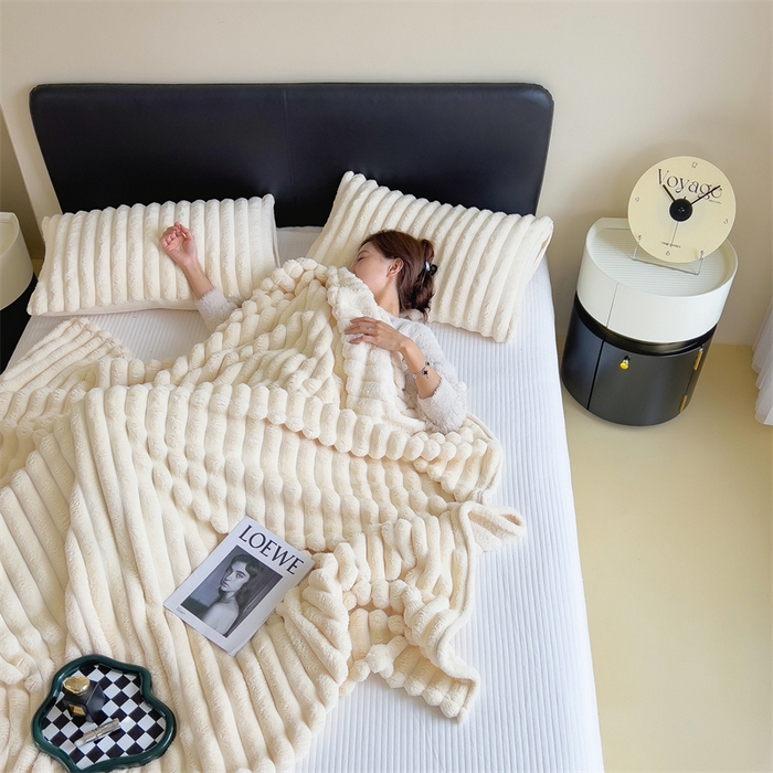 91家纺网 家纺一手货源 找家纺 亚龙工厂店 2025新款时尚活性抗静电兔绒毛毯毯子 兔毛奶白