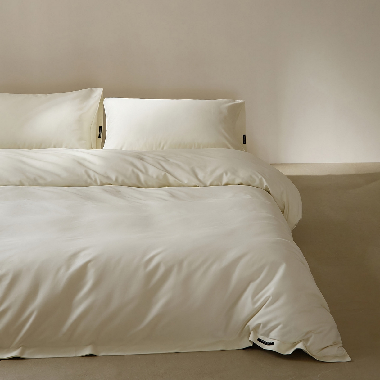 91家纺网 家纺一手货源 找家纺 EH家居 2025新款100S长绒棉小宽边磨毛四件套--云栖系列 柔雾白