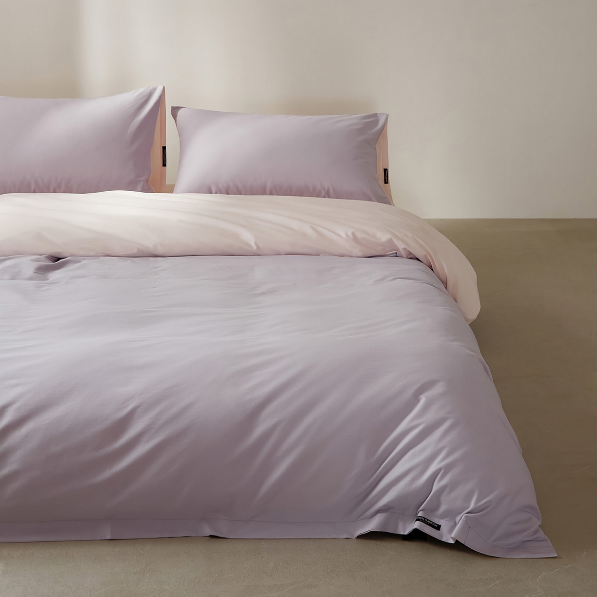 91家纺网 家纺一手货源 找家纺 EH家居 2025新款100S长绒棉小宽边磨毛四件套--云栖系列 丁香粉紫