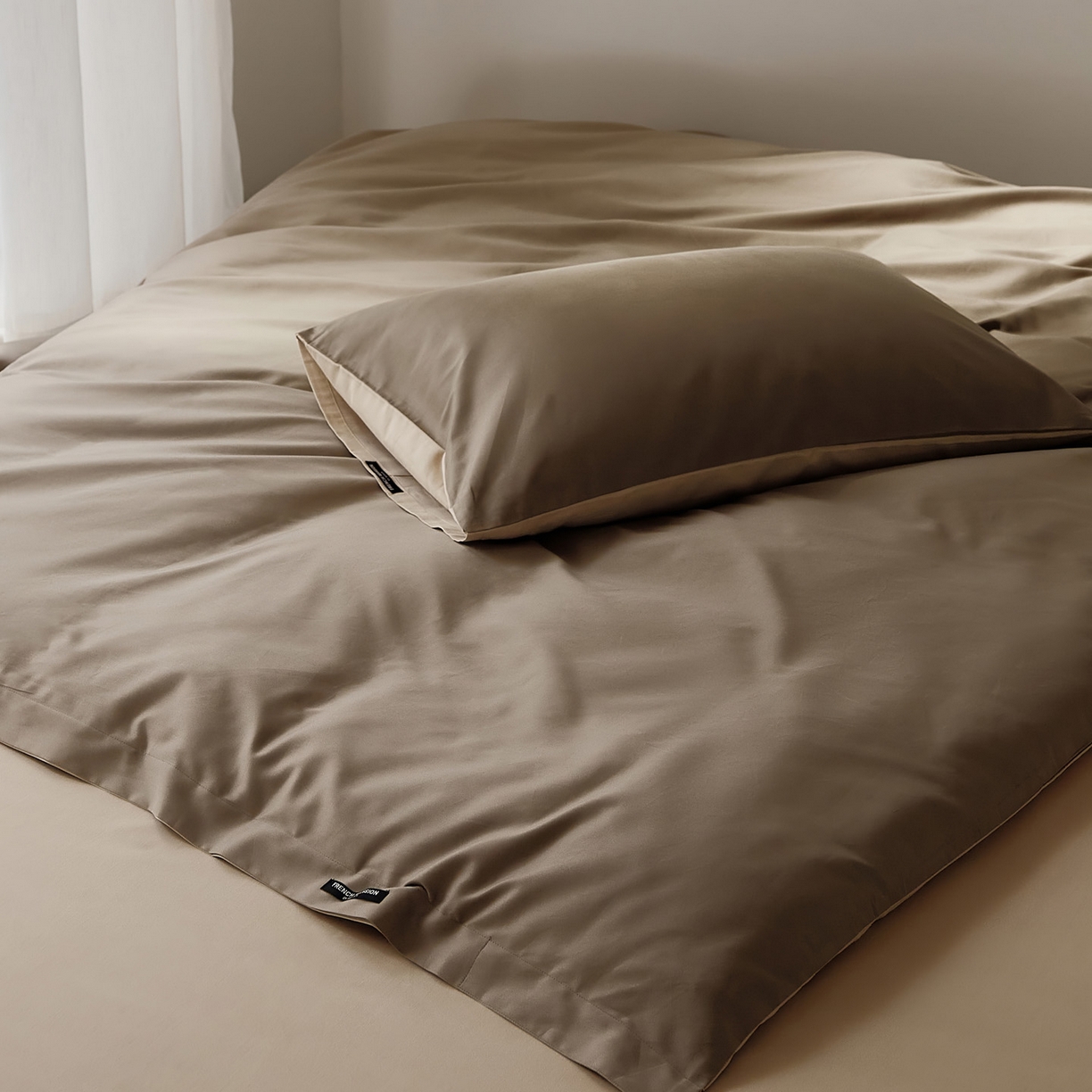 91家纺网 家纺一手货源 找家纺 EH家居 2025新款100S长绒棉小宽边磨毛四件套--云栖系列 摩卡慕斯