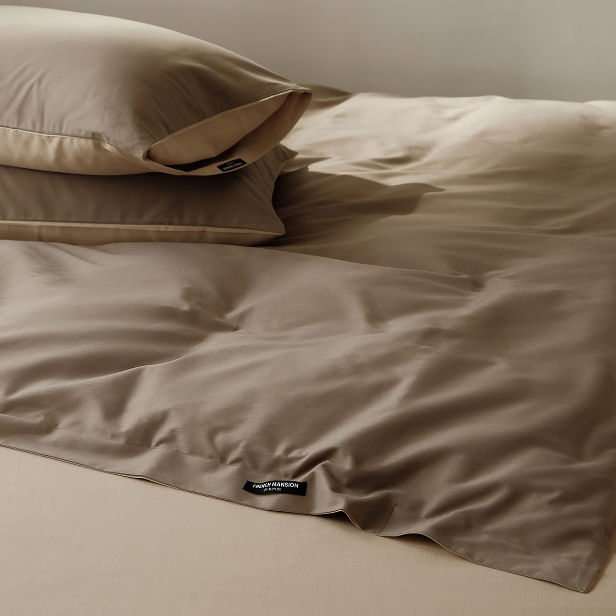 91家纺网 家纺一手货源 找家纺 EH家居 2025新款100S长绒棉小宽边磨毛四件套--云栖系列 摩卡慕斯