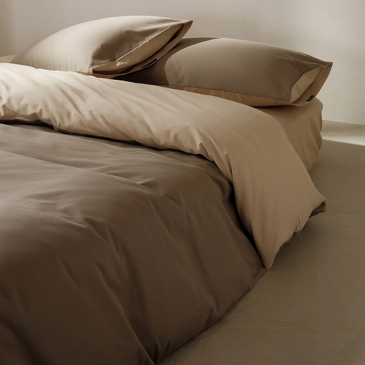 91家纺网 家纺一手货源 找家纺 EH家居 2025新款100S长绒棉小宽边磨毛四件套--云栖系列 摩卡慕斯