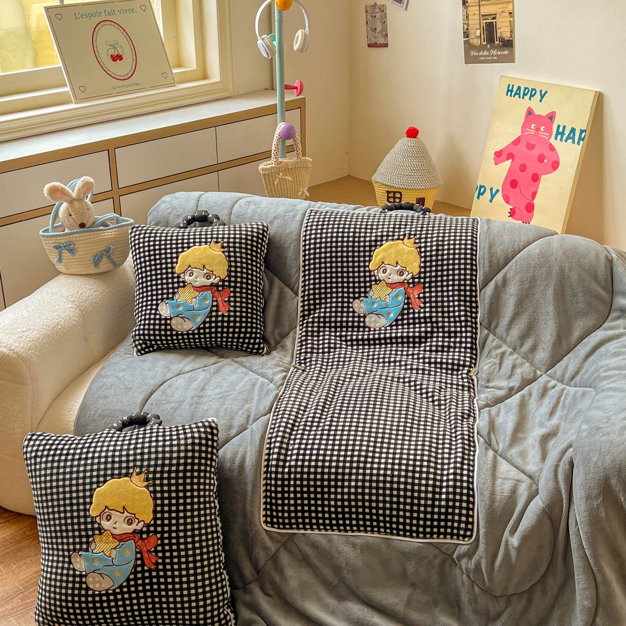 91家纺网 家纺一手货源 找家纺 番茄+ 2025新款加厚牛奶绒小王子抱枕 格子黑