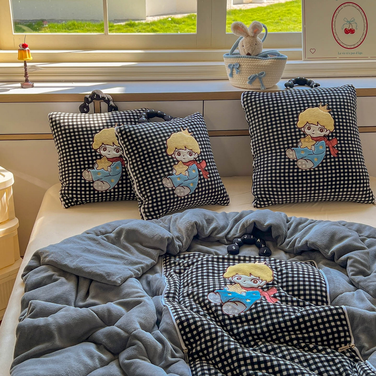 91家纺网 家纺一手货源 找家纺 番茄+ 2025新款加厚牛奶绒小王子抱枕 格子黑