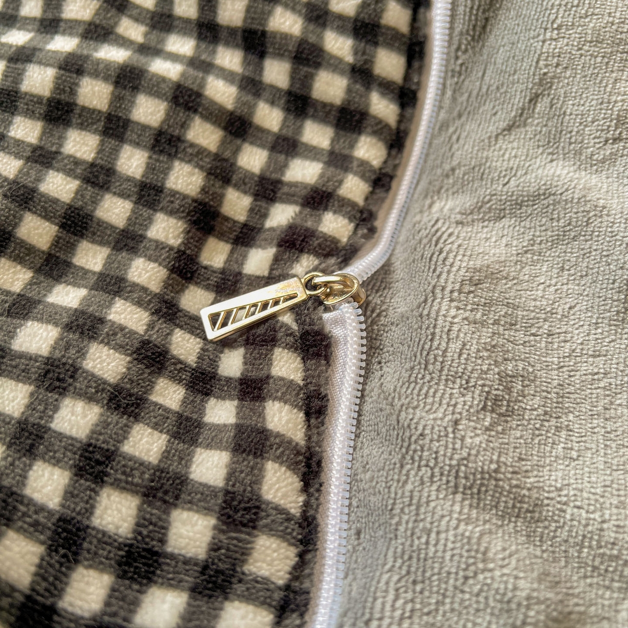 91家纺网 家纺一手货源 找家纺 番茄+ 2025新款加厚牛奶绒小王子抱枕 格子黑